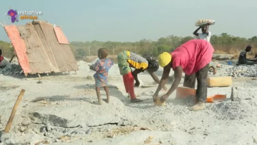 Stone crushing in Benin by women