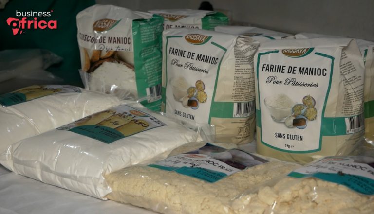 Au Cameroun, la farine de manioc se présente comme une alternative à la farine de blé.