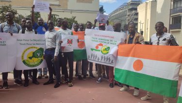 À Paris, des manifestants dénoncent les sanctions de la CEDEAO au Niger